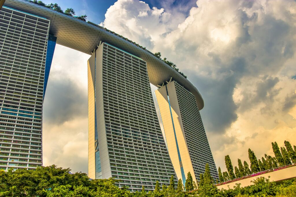 Discover Singapore: A City of Contrasts, Green Spaces, and Rich Culture