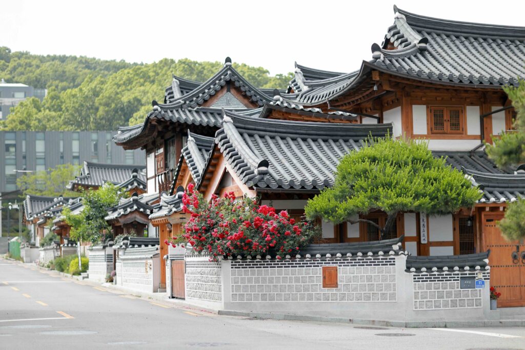 Boutique Hotels in Seoul Built Around Scale: Finding Comfort in the City’s Intensity Traditional hanok houses in Seoul, boutique hotels offering comfort in the city
