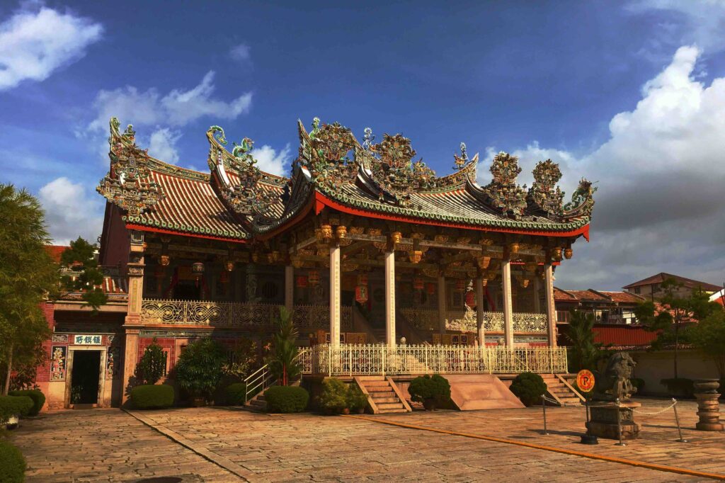 Exploring Malaysia’s Cultural Heritage: A Traveler’s Guide to Temples, Traditions, and Historic Sites Ornate carved roof of Khoo Kongsi Chinese clan temple under a blue sky in Penang, Malaysia.