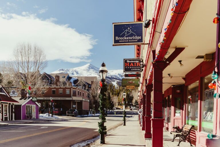 15 Best Christmas Towns in USA (2026): Small-Town Magic
