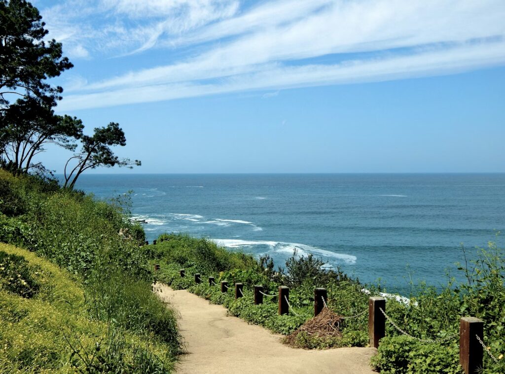 A coastal walking trail overlooking the ocean in San Diego, ideal for the best family vacations in the us