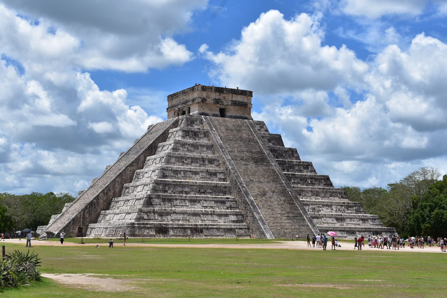 The iconic Chichén Itzá pyramid near Cancun, best explored during cooler mornings for the high-peak season in Mexico. 