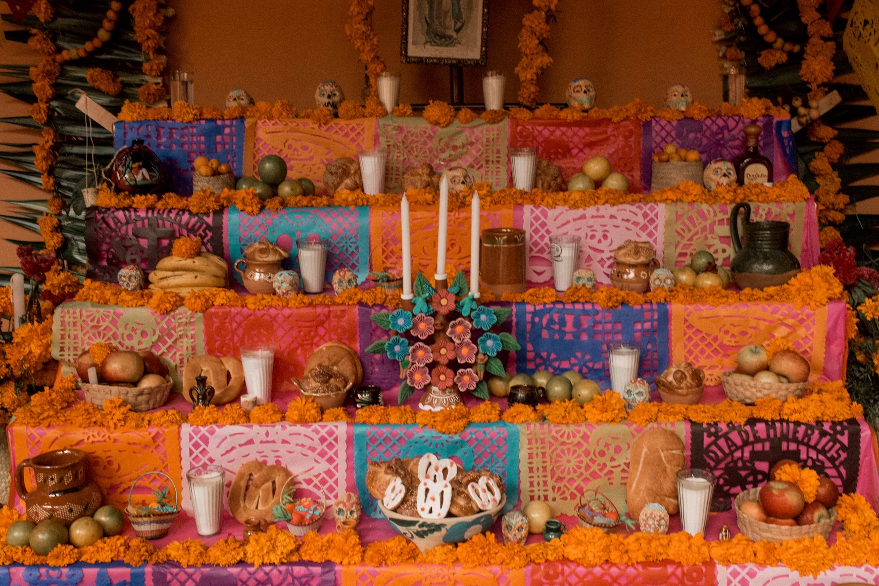 A vibrant Día de los Muertos altar in Mexico, showing why November is the best time to visit Mexico. 