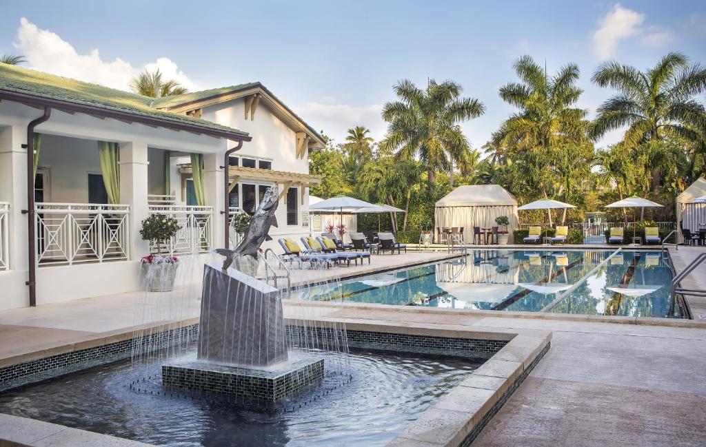 Oceanfront resort swimming pool with fountain for florida vacation packages.