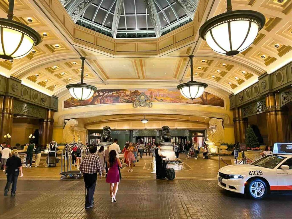 Guests arriving at the main entrance and valet area. - Source: Unsplash
