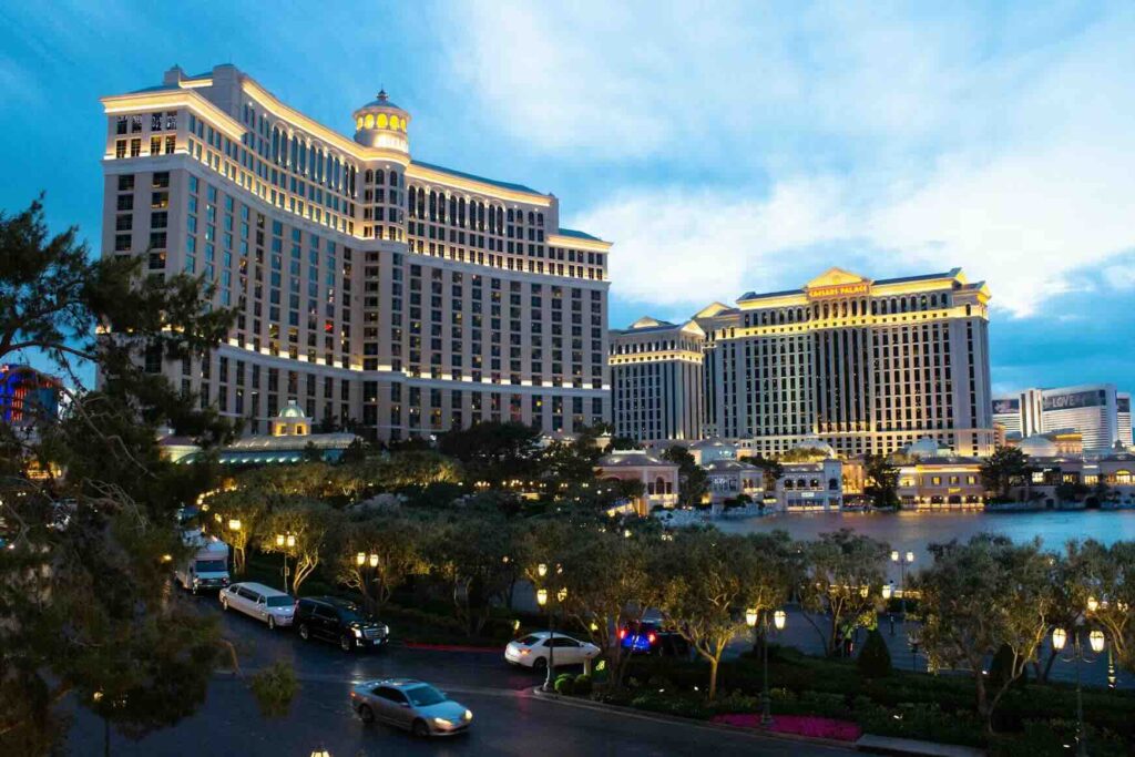 The Bellagio hotel towers and front entrance drive viewed at dusk. - Source: Unsplash